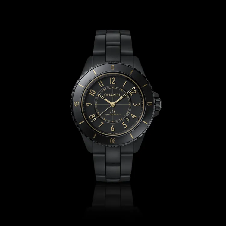 香奈兒J12 Golden Black Caliber 12.1 42毫米腕錶限量款，42mm，霧面黑色高抗磨陶瓷搭配黑色塗層精鋼錶殼，霧面黑色錶盤搭配鍍金數字時標，霧面黑色高抗磨陶瓷錶帶，Caliber 12.1自動上鍊機械機芯，動力儲存70小時，防水深度200米，39萬1000元。品牌提供