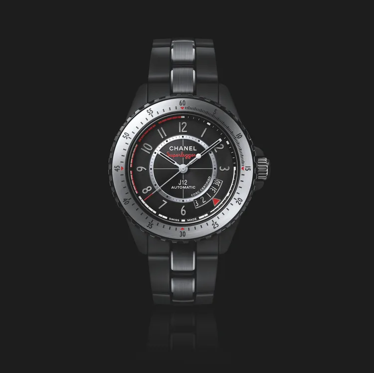香奈兒J12 Superleggera Caliber 12.1 42毫米腕錶，42mm，霧黑色高抗磨陶瓷與黑色塗層精鋼錶殼，黑色漆面錶盤，霧黑色高抗磨陶瓷鍊帶，Caliber 12.1自動上鍊機械機芯，動力儲存70小時，防水深度200米，46萬4000元。品牌提供