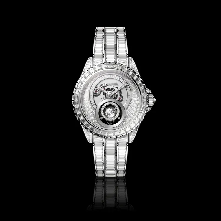 J12鑽石陀飛輪Caliber 5，38mm，18K白金錶殼鑲嵌長階梯形切割鑽石，18K白金鏤空錶盤鑲嵌長階梯形切割鑽石，18K白金錶帶鑲嵌長階梯形切割鑽石，Caliber 5飛行陀飛輪手動上鍊機芯，動力儲存40小時，防水深度50米，限量發行12只。品牌提供