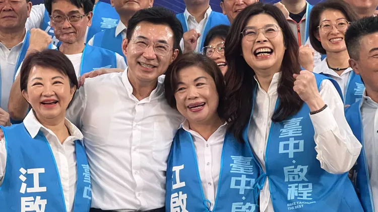 江啟臣與「3位姐姐」盧秀燕、楊瓊瓔、鄭麗文緊緊靠在一起。鮮明攝