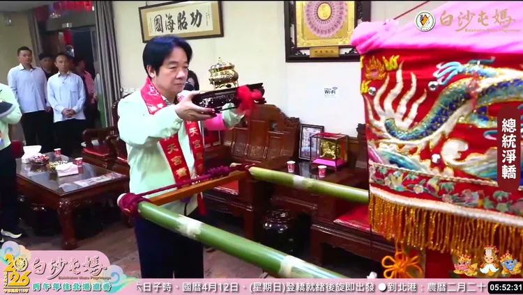 賴總統為白沙屯媽祖神轎淨轎。翻攝白沙屯拱天宮臉書