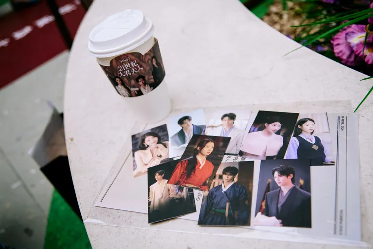 週末打卡活動，可獲得咖啡，Disney+用戶有機會拿到限定小卡。Disney+提供