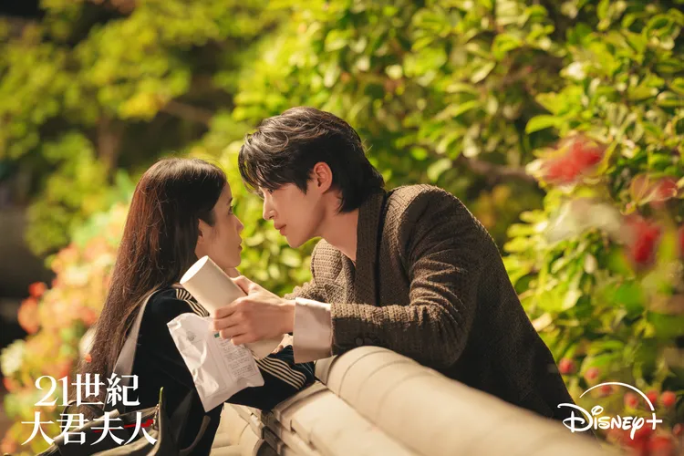 IU（左）第3集到宮殿幫邊佑錫打氣。Disney+提供