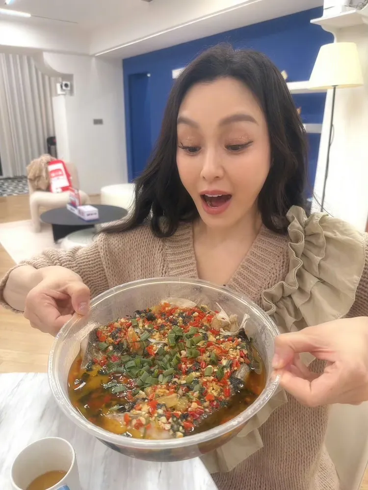 范瑋琪吃剁椒魚慶功。翻攝自范瑋琪微博