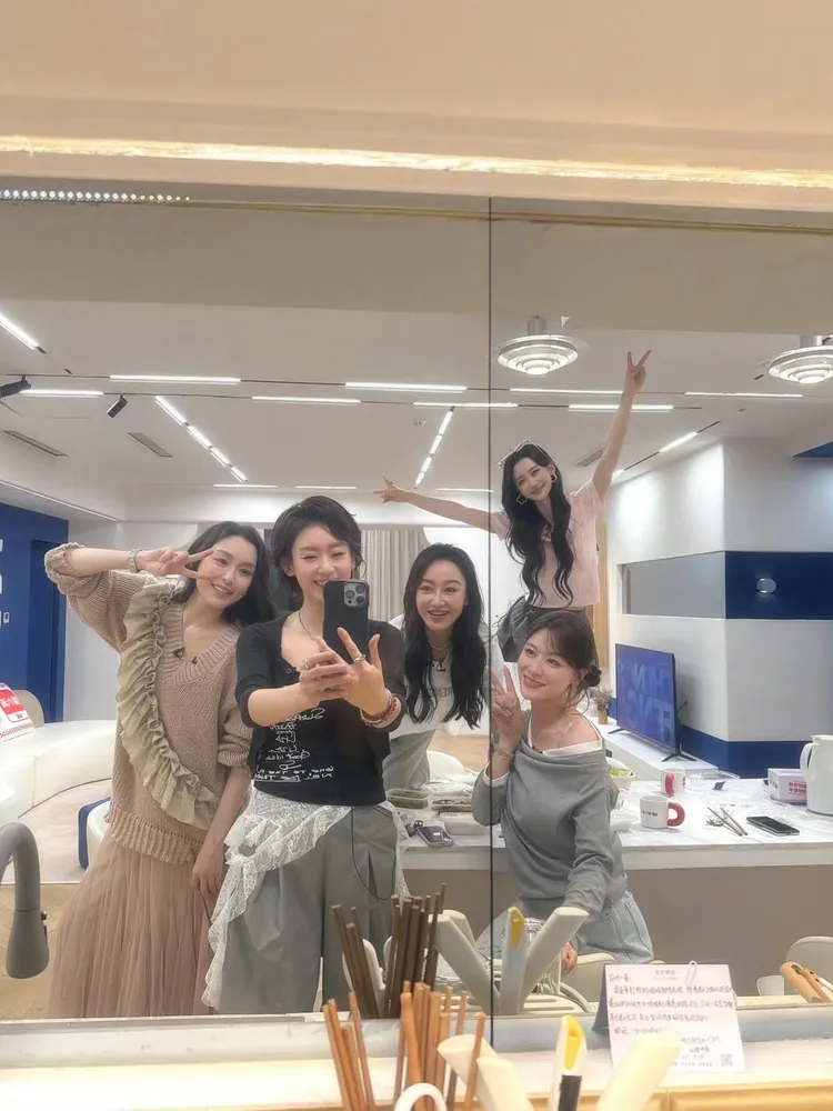 演唱完范瑋琪開心與隊友合影。翻攝自范瑋琪微博