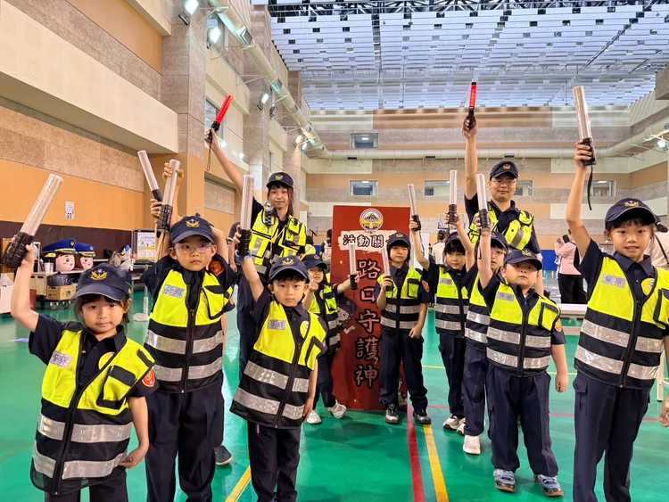 小小波麗士體驗當交警。民眾提供