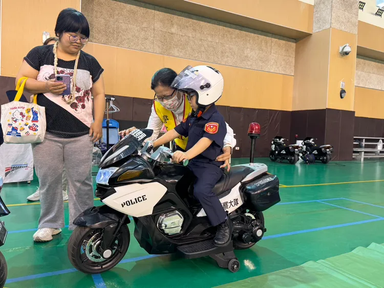 台中市警二分局「小小警察訓練班」大受歡迎，小朋友騎警車巡邏。民眾提供