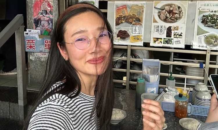 茱蒂蒙不顧頭髮遮住臉，開心與牛肉湯攤販合影。翻攝自茱蒂蒙IG