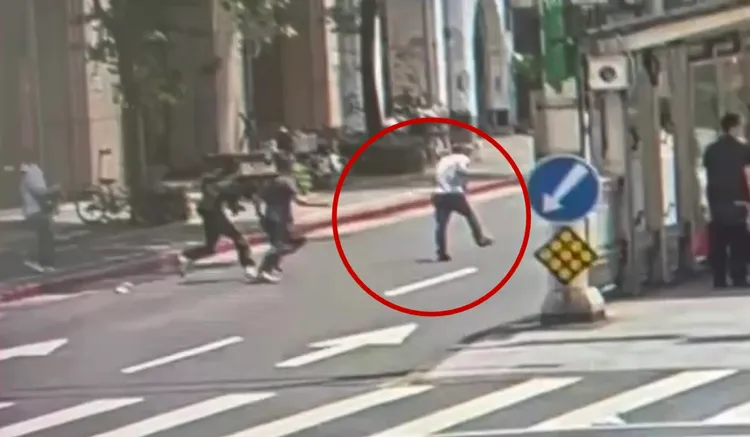 年過半百的張姓男子擔任車子被發現後，與警方在街上發生追逐，更冒險跑上車道，穿梭車陣險象環生。翻攝畫面