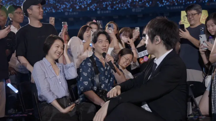 蕭煌奇的新婚妻(左一)曾陪他到台北大巨蛋欣賞五月天演唱會。相信音樂提供