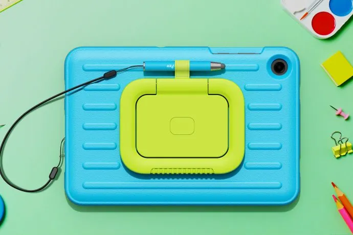 機背設有可翻折支架與觸控筆收納設計，搭配掛繩避免遺失，強化學習與繪畫使用情境。三星官網