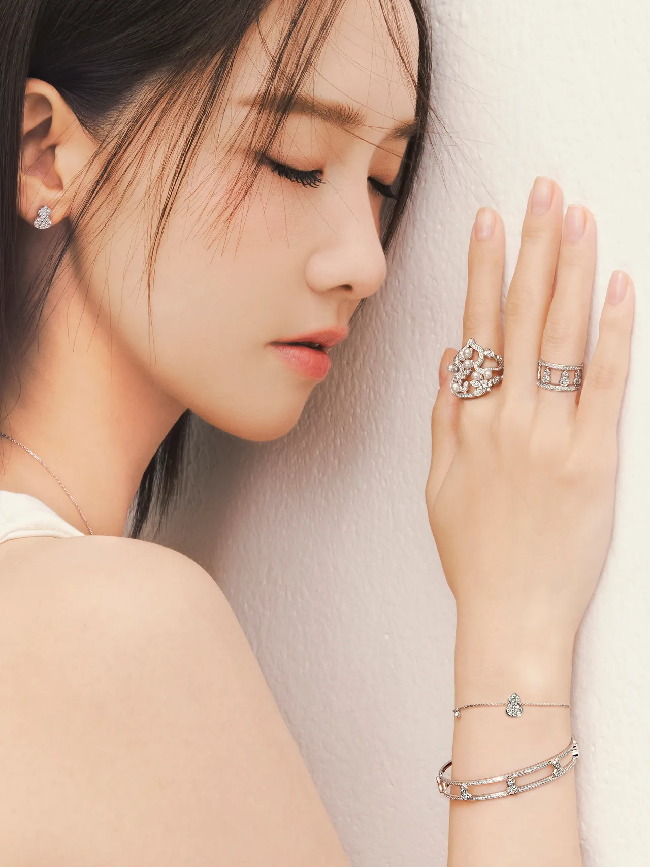 潤娥配戴的Wulu Garden戒指鑲嵌6顆圓潤Akoya珍珠，營造出清晨露珠輕點葉瓣的詩意畫面。品牌提供