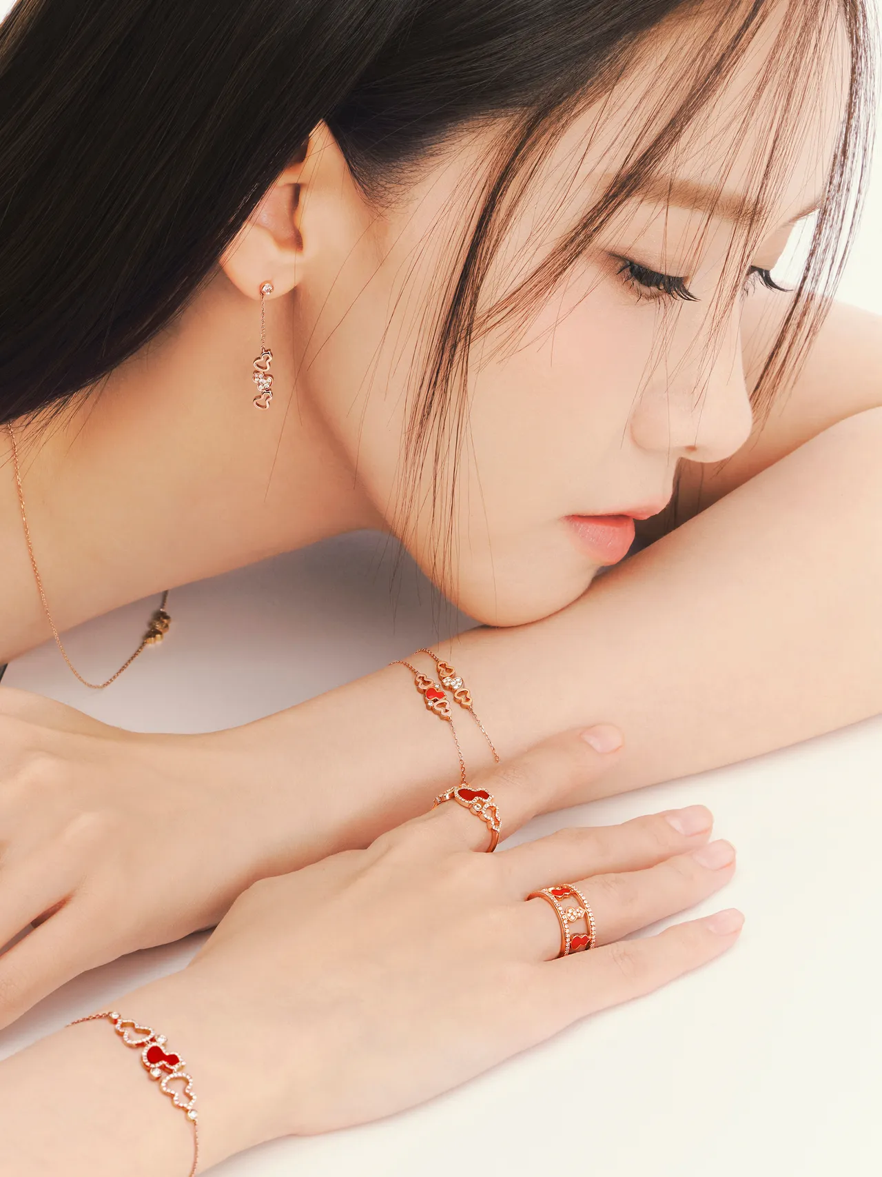 潤娥搭配新款WuluWulu戒指。品牌提供