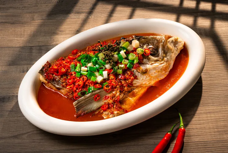 「藤椒魚頭」以青藤椒帶出清新麻香，融合魚頭鮮甜與高湯風味，層次分明、麻而不燥，為本次四川美食節人氣亮點之一。板橋凱撒大飯店提供