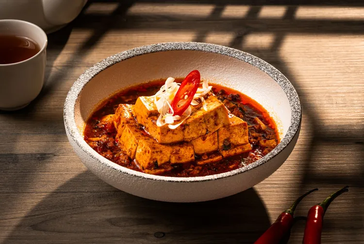 家宴中餐廳「川味麻婆豆腐」，以板豆腐搭配黑豬肉碎與郫縣豆瓣醬煨煮入味，呈現紅亮油潤、麻香鮮明的經典風味。板橋凱撒大飯店提供