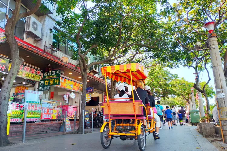 配合淡江大橋通車，新北經發局輔導商家行銷外，也於兩岸商圈辦理各項抽獎、繪畫及攝影活動，活絡觀光經濟。市府提供