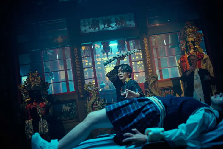 曹佑寧自嘲是「肢障」，半夜上頂樓苦練驅魔舞步。威視電影提供