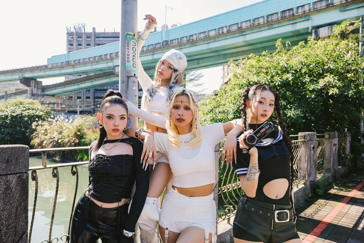 陳泳希（右2）與師妹團合作新歌《WIL:D》。華研國際提供