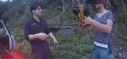 加拿大籍單車客騎台11甲線掉背包急報案　警調閱監視器尋回他開心笑了