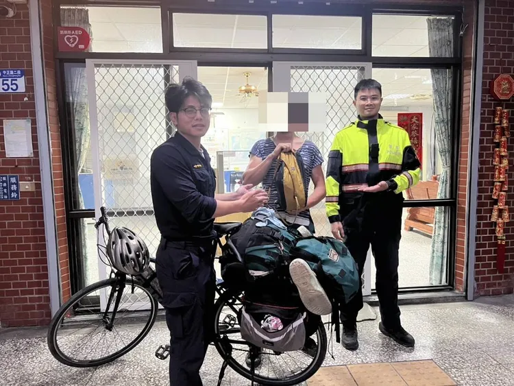 加拿大籍單車客掉背包，員警幫忙尋回。警方提供
