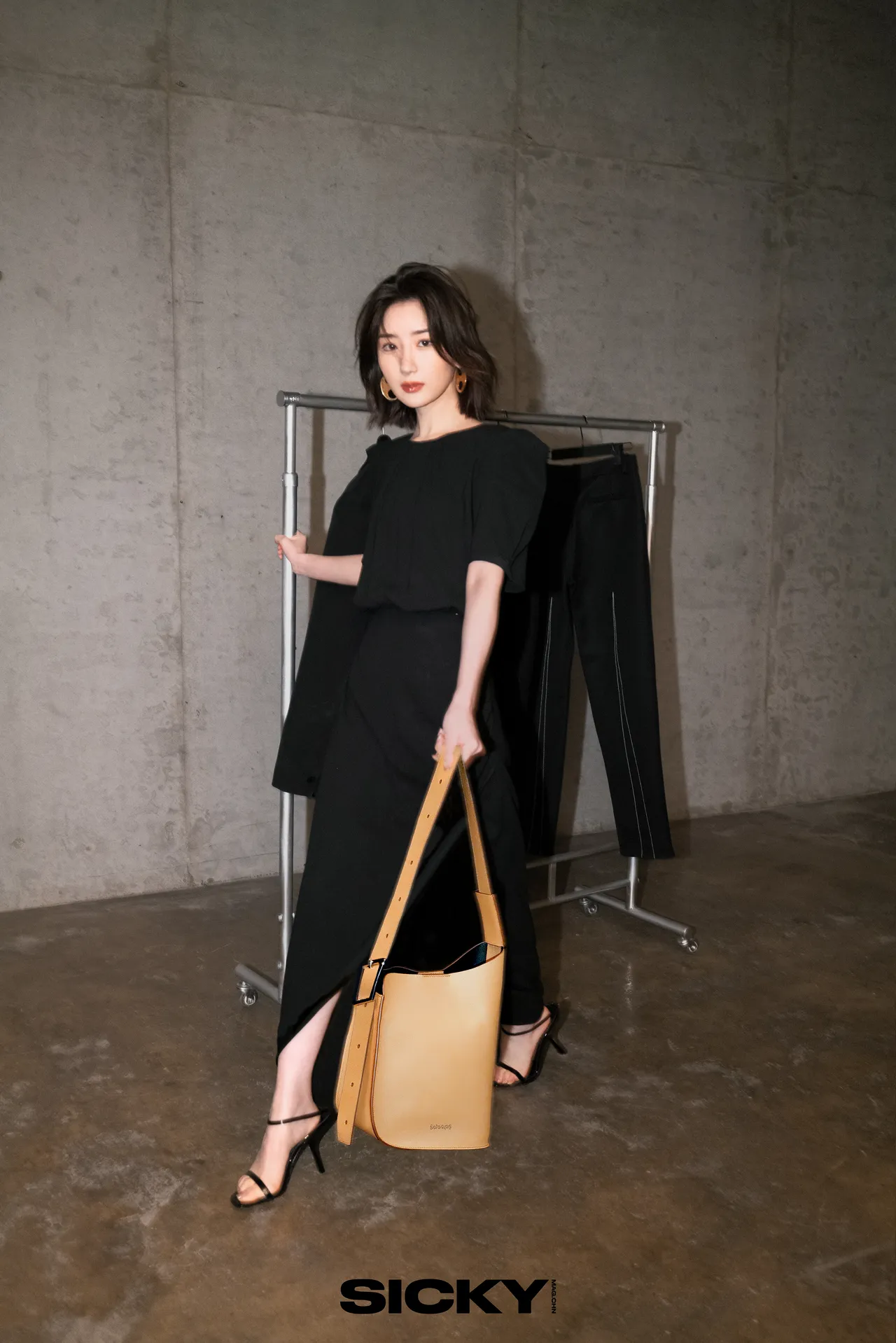 孔雪兒私服造型以隨性大學T搭配RABEANCO KEO Asymmetric斜背袋。翻攝微博