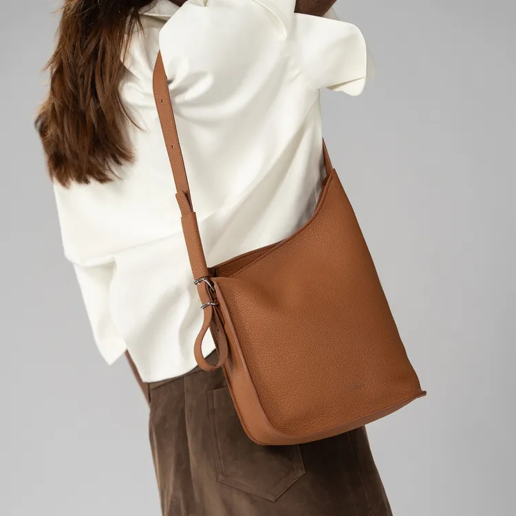 RABEANCO KEO Ergonomic小型水桶包採用特殊斜切開口設計，隨性拎就很時髦。品牌提供