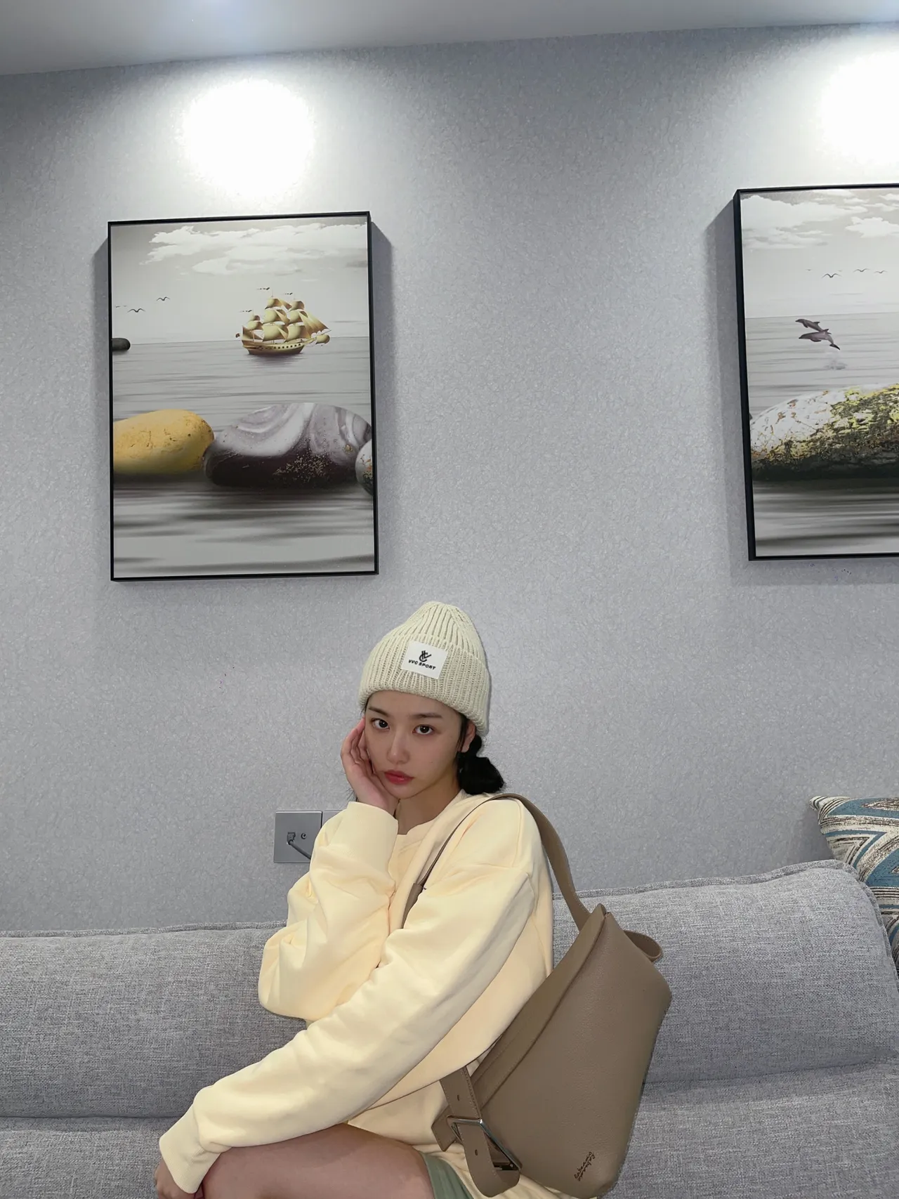 孔雪兒私服造型以隨性大學T搭配RABEANCO KEO Asymmetric斜背袋。翻攝微博