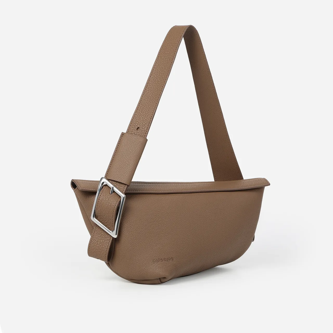 RABEANCO KEO Asymmetric斜背袋，1萬2060元。品牌提供