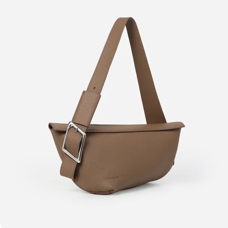 RABEANCO KEO Asymmetric斜背袋，1萬2060元。品牌提供