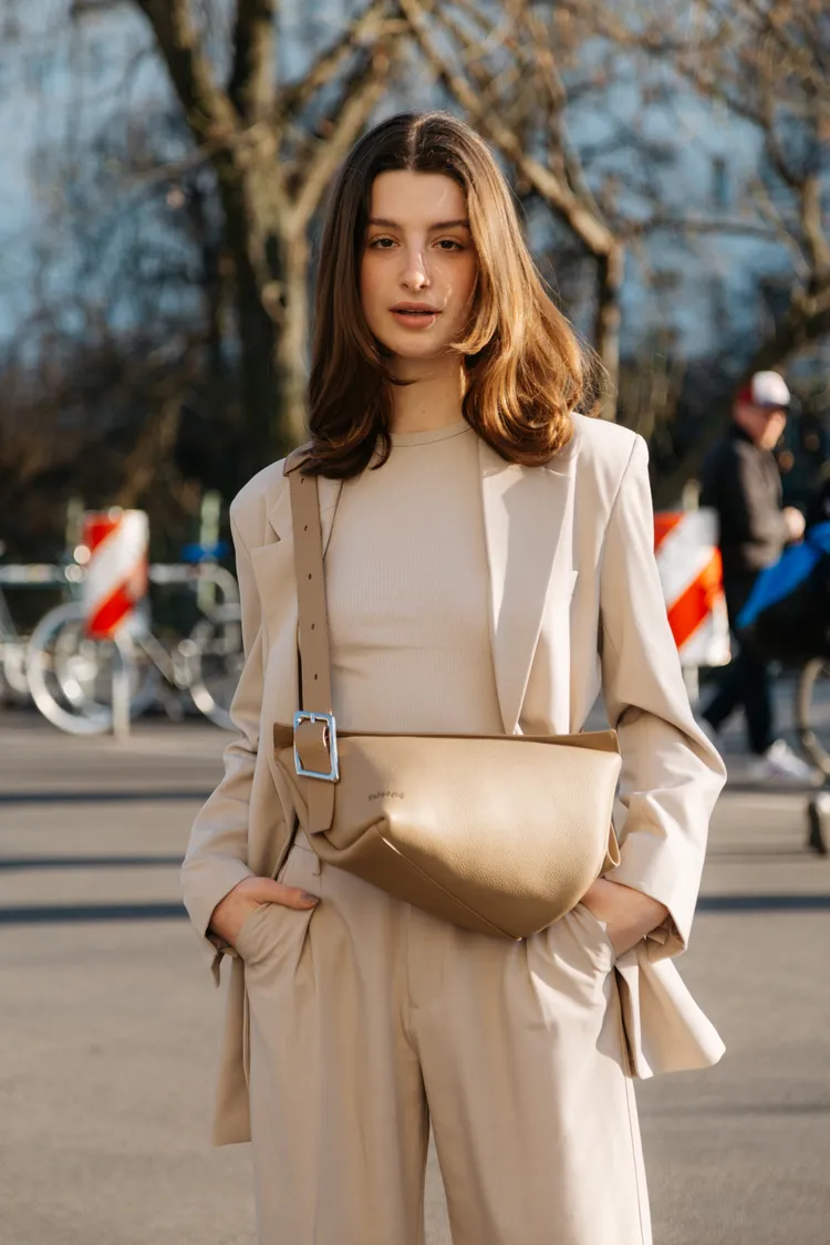 RABEANCO KEO Asymmetric斜背袋將柔軟皮革裁成不對稱包身。品牌提供