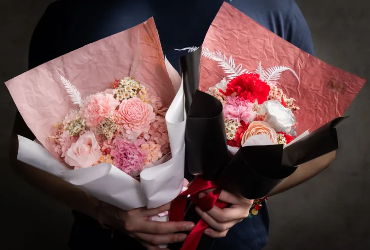 二本松集團攜手代官山花苑合作，用餐也能預定永生花康乃馨。二本松餐飲集團提供