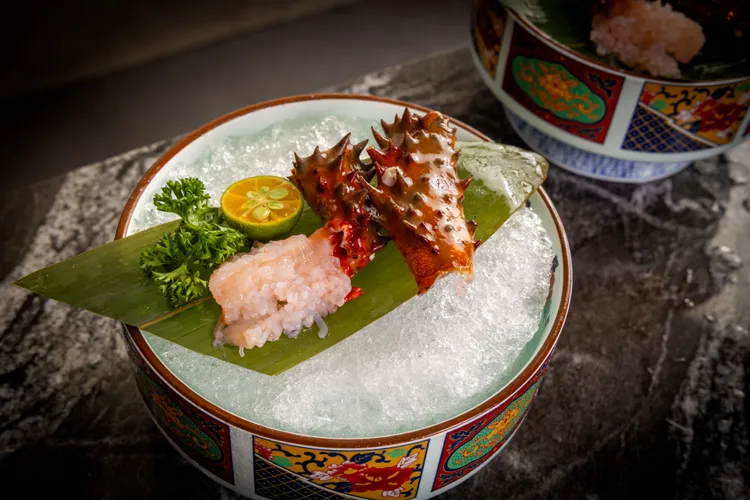 「花咲蟹刺身」保留大海鮮味，厚實Q彈一試難忘。二本松餐飲集團提供