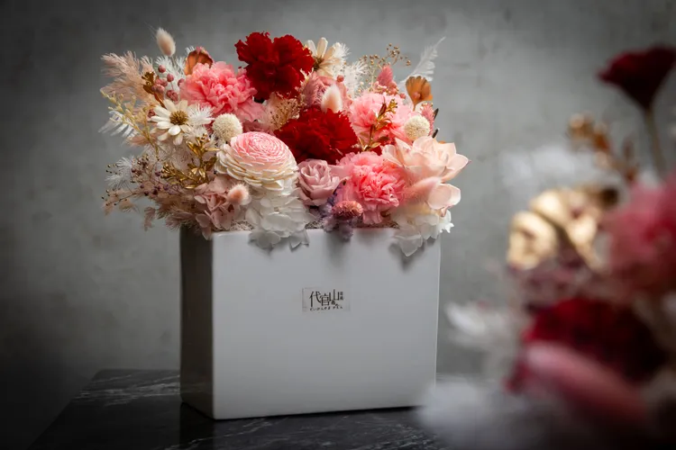 特製桌花版-永生康乃馨，表達滿滿心意。二本松餐飲集團提供