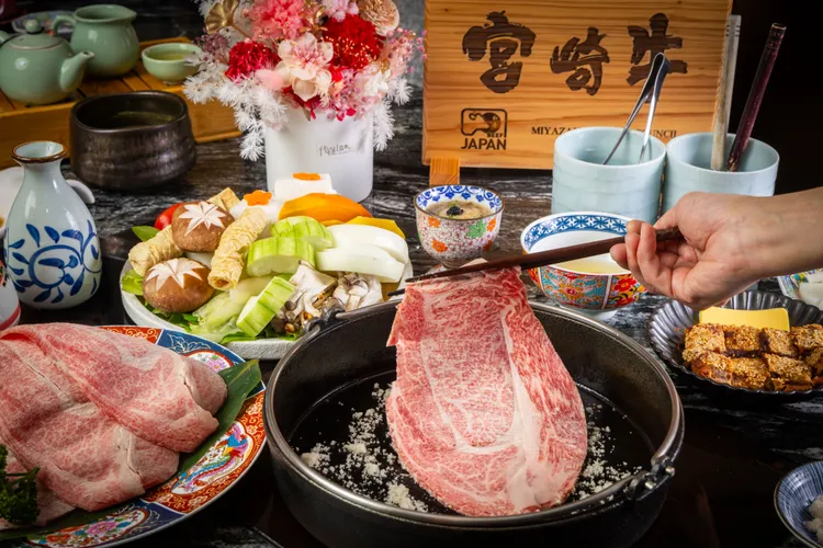 母親節限定！橋山「松」套餐加碼送代官山花苑永生花康乃馨。二本松餐飲集團提供