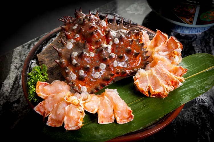 「花咲蟹海鮮盛合」放入特製玉露茶湯，能嚐到肥美蟹肉滋味。二本松餐飲集團提供