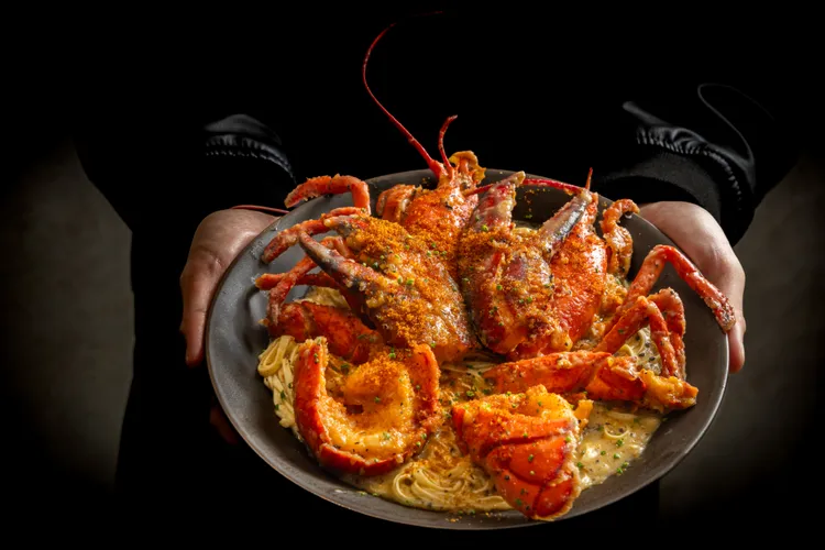 橋山「上湯龍蝦伊麵」使用整隻活龍蝦製作，奢華度爆表。二本松餐飲集團提供