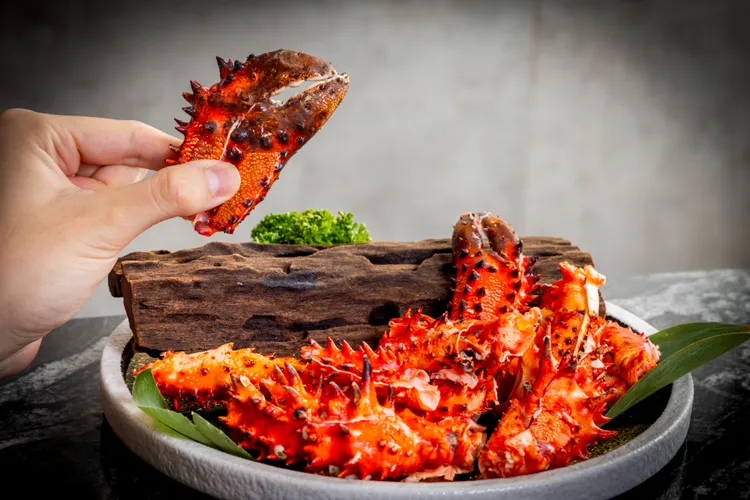 現點現烤「花咲蟹燒物」鹹中帶香，入口海味滿滿。二本松餐飲集團提供