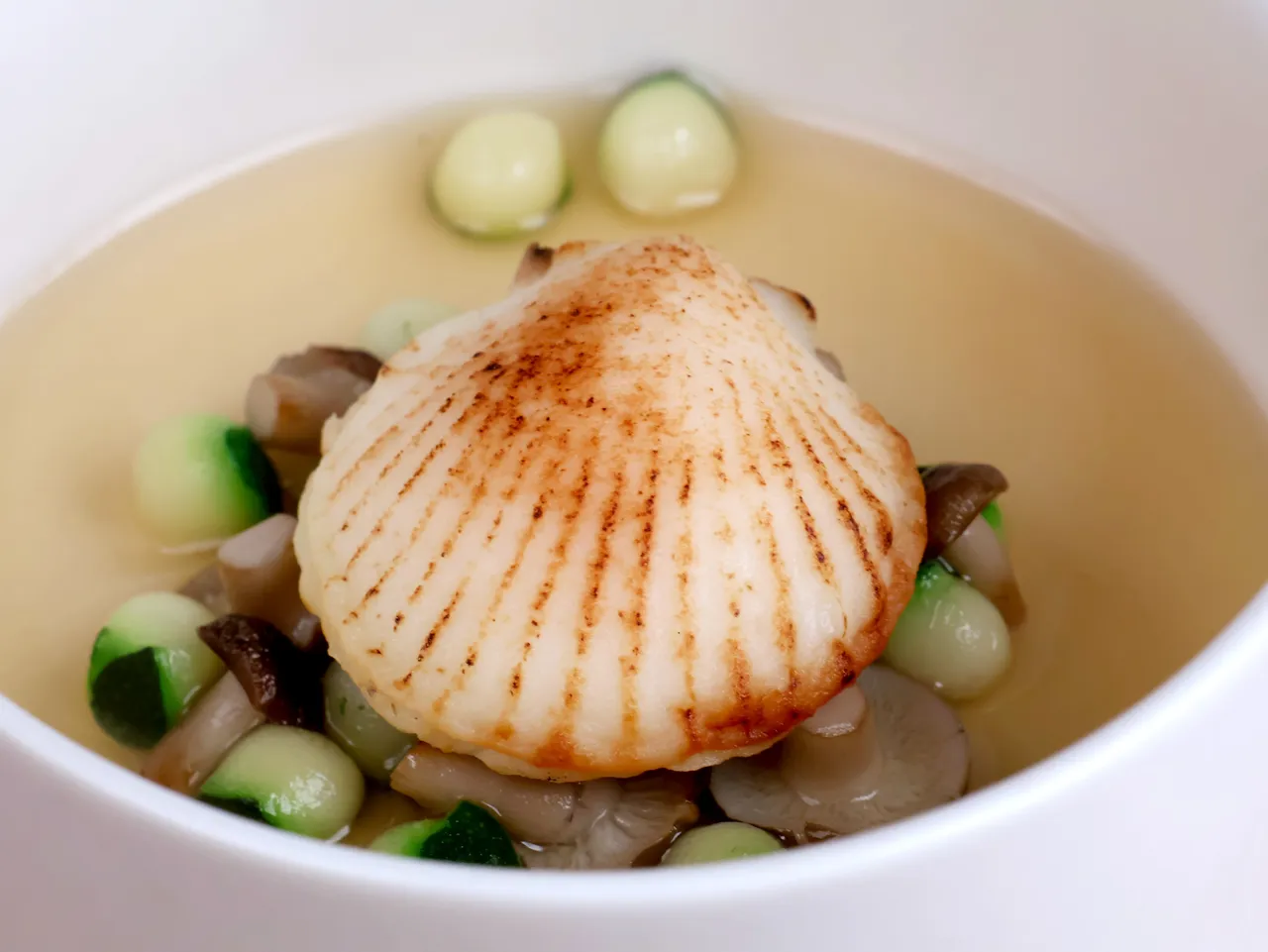 法式澄清干貝雞湯。日月千禧提供