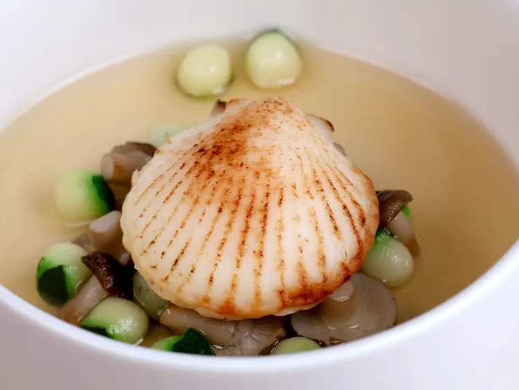 法式澄清干貝雞湯。日月千禧提供