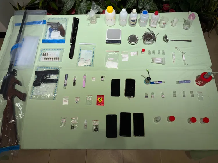 簡男除了私藏毒品外還擁有大量改造槍械。翻攝照片