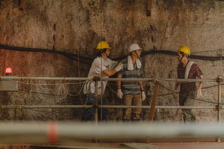 因捷運工地簡易層板承重有限，演員對戲補妝都需保持距離。客台提供