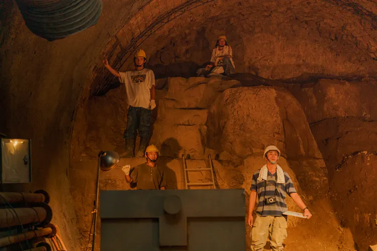 挖隧道場景也需用鋼絲保護演員，安全第一。客台提供