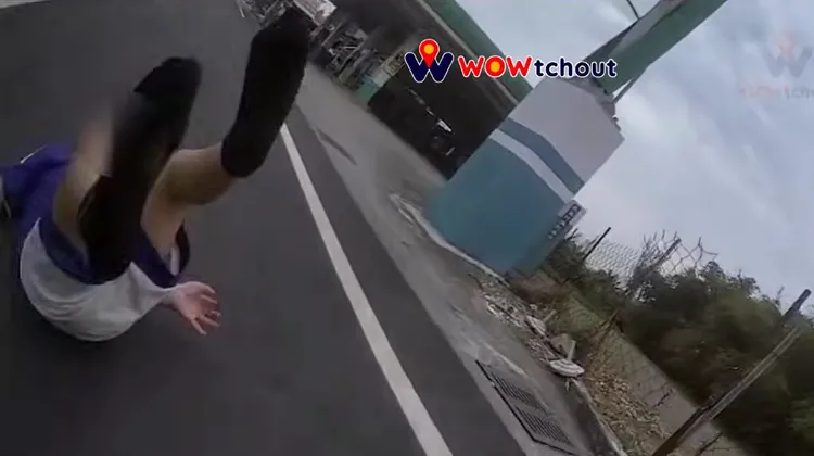 男童跌落地上，四腳朝天。翻攝WoWtchout - 地圖型行車影像分享平台