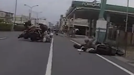 保齡球車禍！疑未保持距離4機車連環撞　7歲童落地四腳朝天又被撞跳開