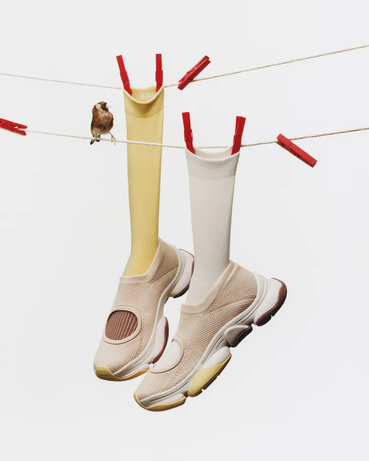「Karst Finch」以瑪莉珍鞋型搭配可拆卸襪套設計。品牌提供