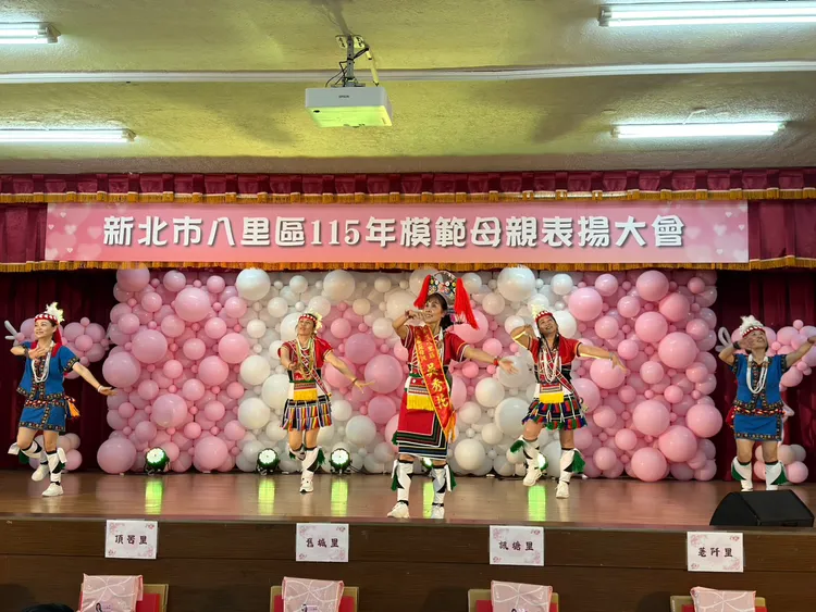 Kapulongan（旮咘瀧岸）文化藝術團現場帶來表演，其中成員之一正是本次受表揚的荖阡里模範母親吳秀花女士。公所提供