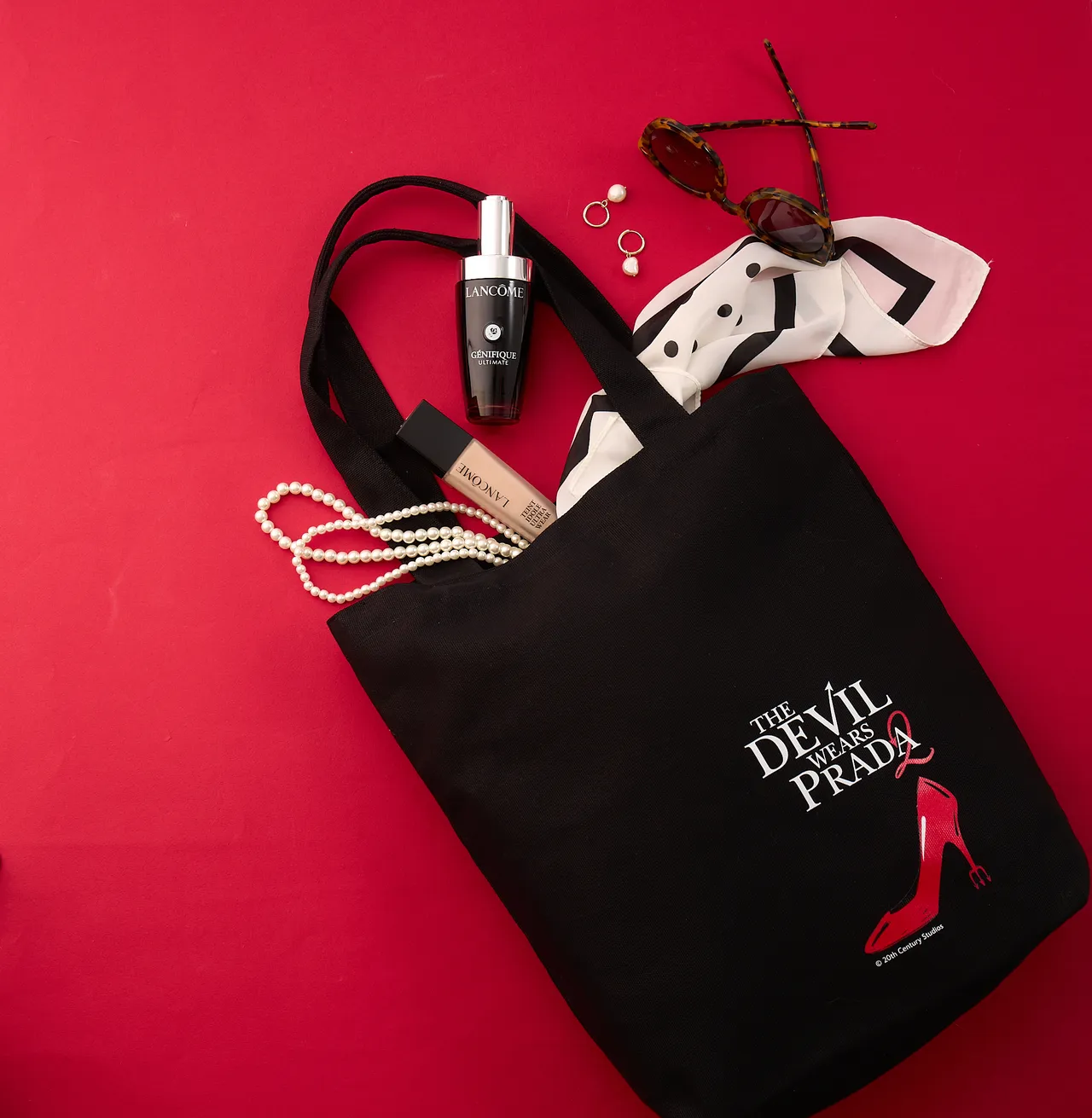蘭蔻與《穿著PRADA的惡魔2》合作托特包。品牌提供