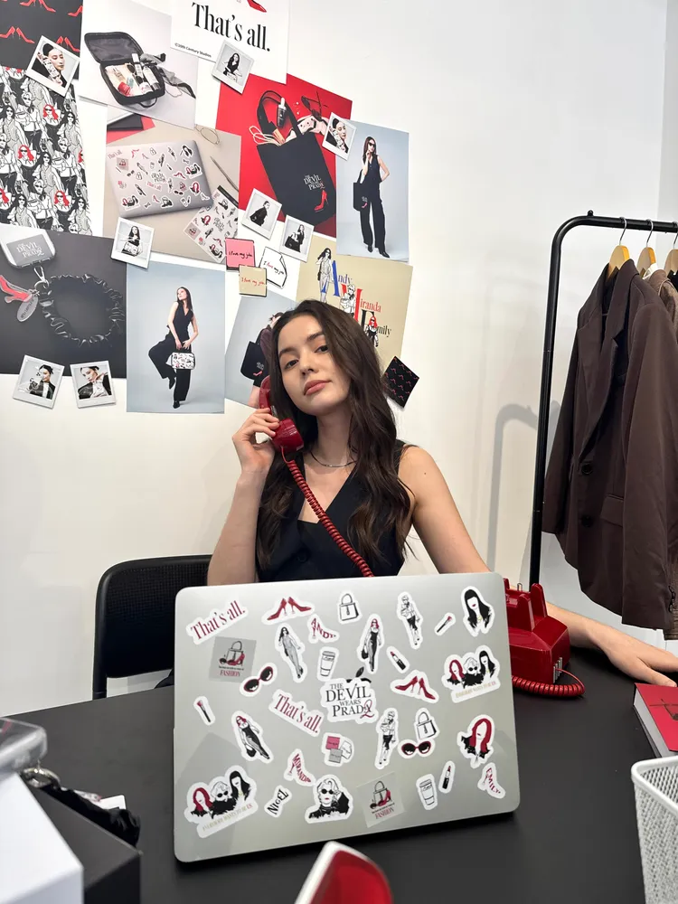 萊雅專櫃三大品牌與《穿著PRADA的惡魔2》合作潮流貼紙。張家玲攝