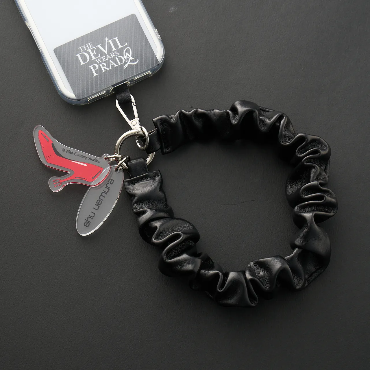 植村秀與《穿著PRADA的惡魔2》合作手機掛繩吊飾。品牌提供