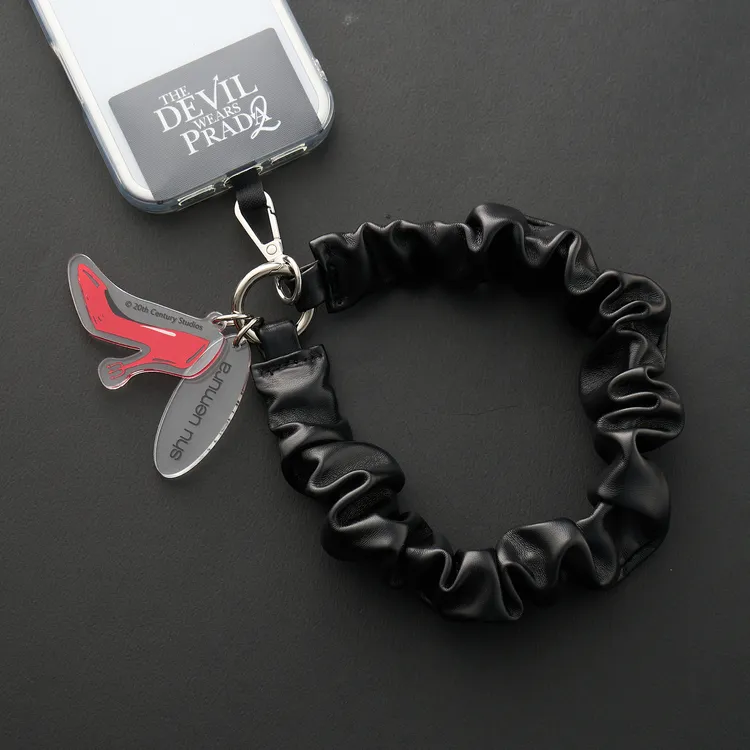 植村秀與《穿著PRADA的惡魔2》合作手機掛繩吊飾。品牌提供